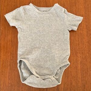 🍓3/$10 H&M Gray Ribbed Organic Baby Onesie size 4-6m